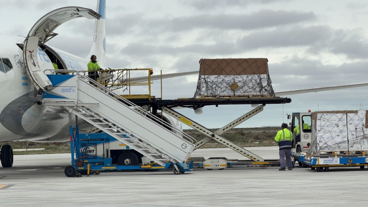 Chubut realiza su primera exportación de salmón desde Trelew hacia EE. UU.