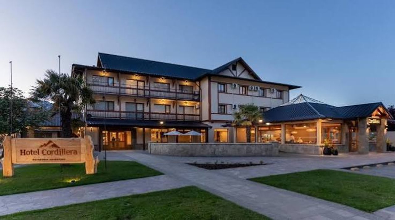 Incendio en el emblemático Hotel Cordillera de El Bolsón fue controlado rápidamente