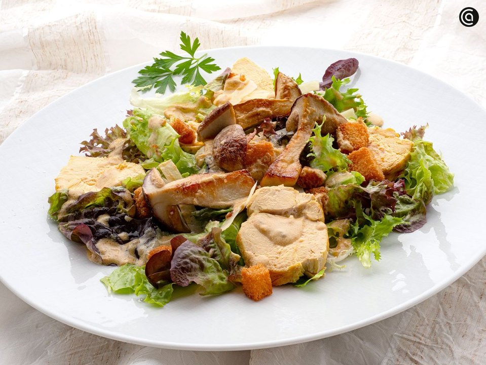 Receta de ensalada César con hongos para un plato único