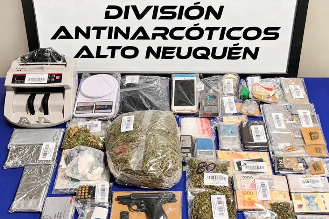 Detenciones por tráfico de drogas en Chos Malal: allanamientos en peluquería y restó bar