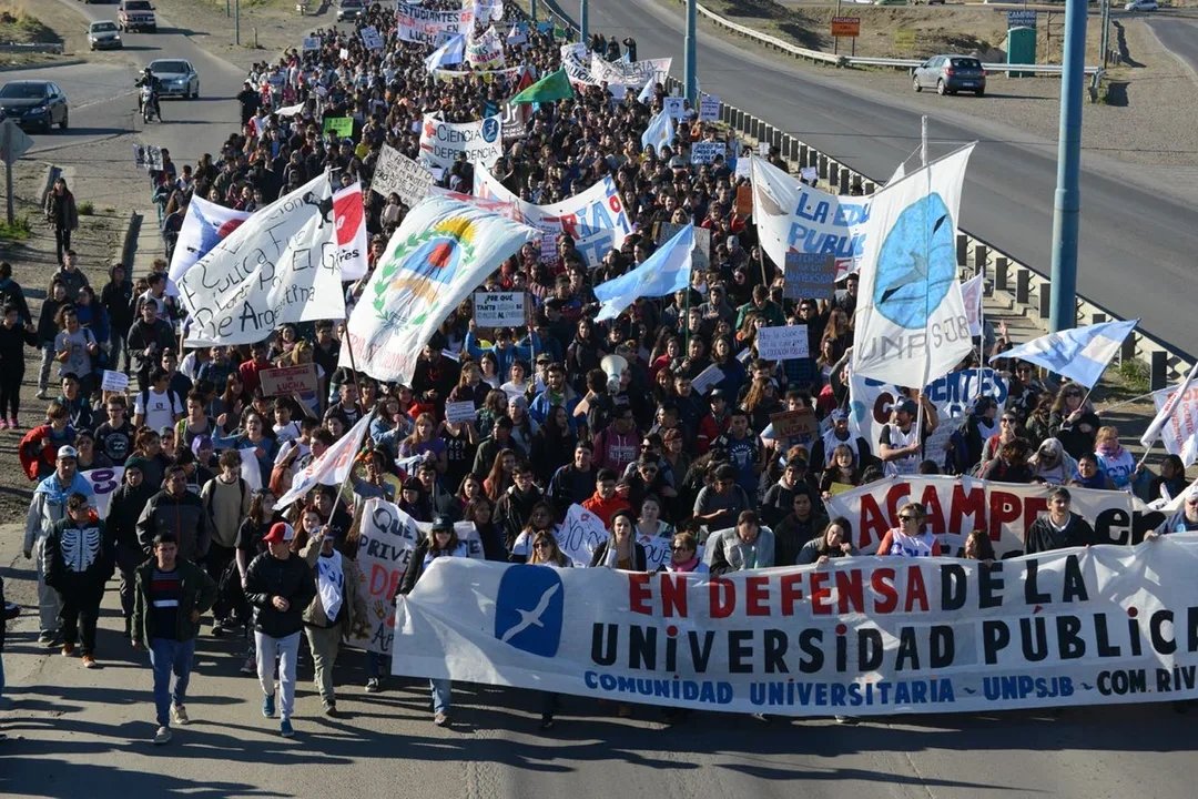 Movilización universitaria en Comodoro por la educación pública
