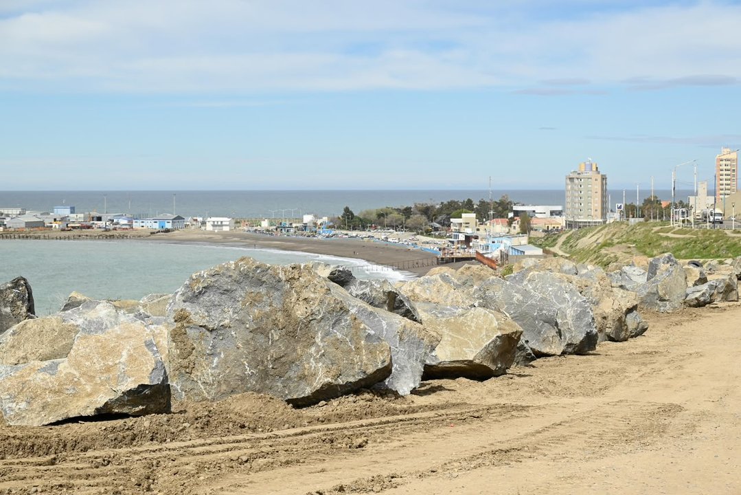 Obras en Comodoro: avance del enrocado en Cerro Chenque y repavimentación de Ruta 3