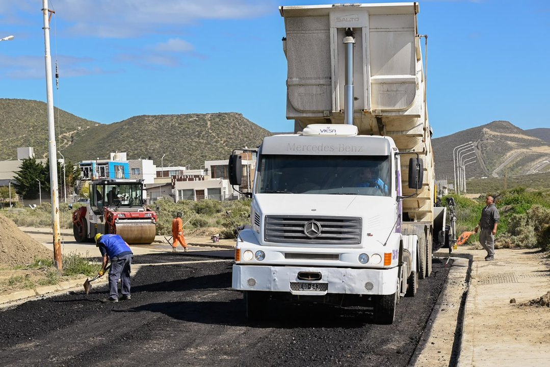 Avanza la pavimentación de 77 cuadras en Rada Tilly tras dos años de parálisis