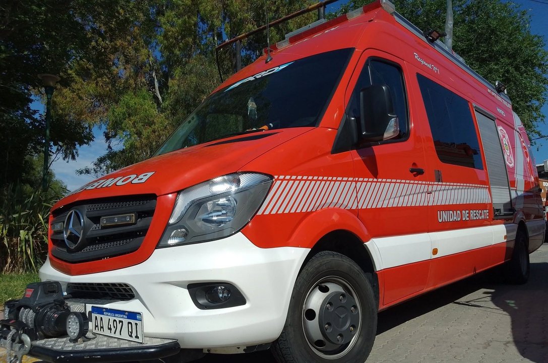 Bomberos de Trelew rescatan a un perro atrapado en una trampa