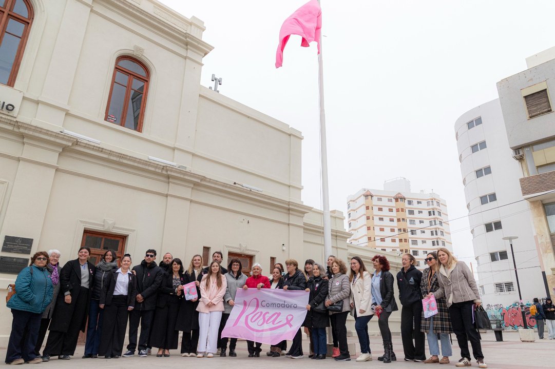 Comodoro Rivadavia izó la bandera rosa por el mes de concientización del cáncer de mama