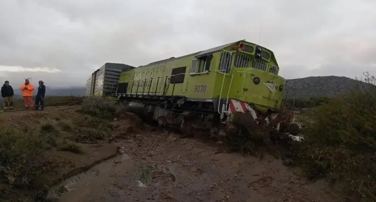 Suspensión de servicios del Tren Patagónico por descarrilamiento