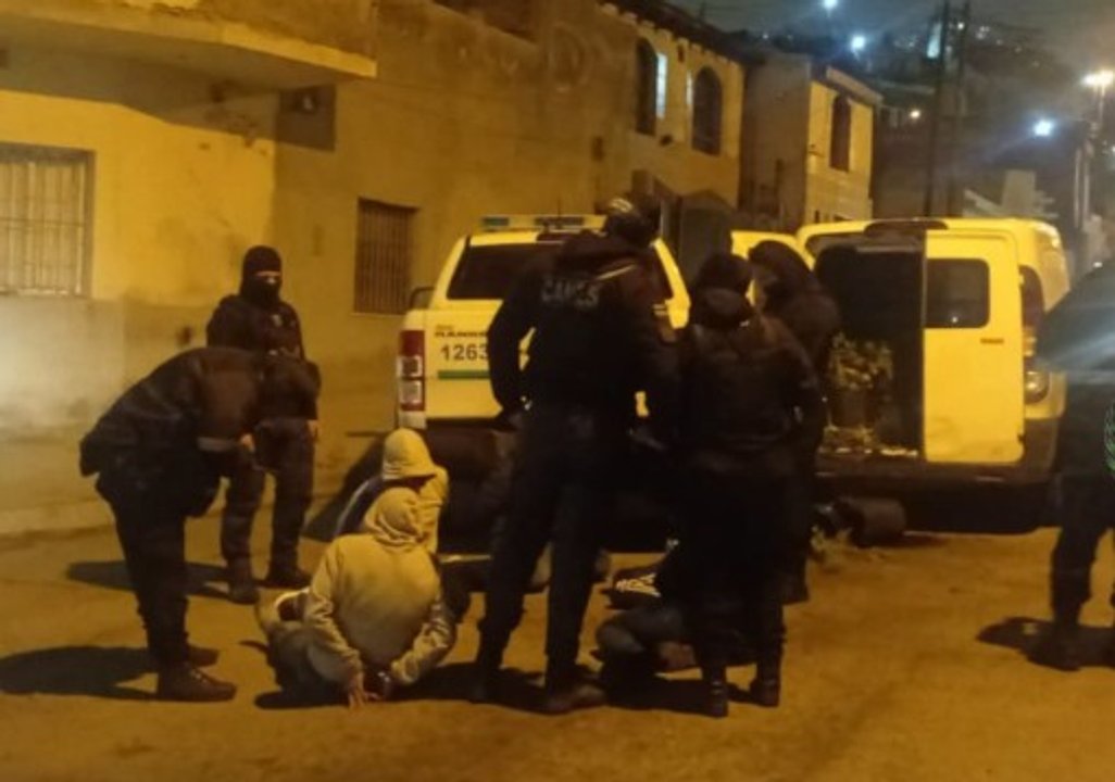 Detienen a cinco hombres en Comodoro Rivadavia por robo y cannabis