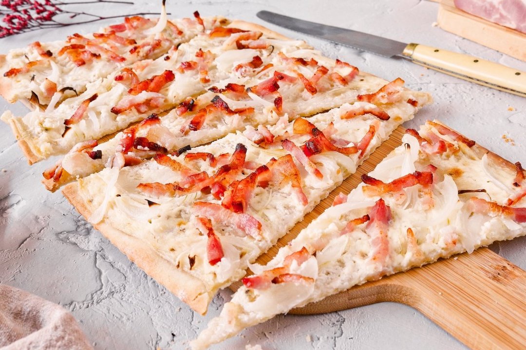 Flammkuchen: la pizza alemana con masa fina, panceta y cebolla