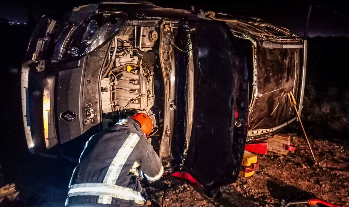 Rescatan a conductor tras volcar su auto en Río Gallegos, Santa Cruz