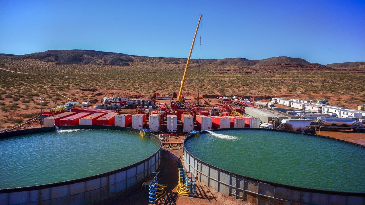 Vaca Muerta empieza a hablar del reúso del agua que viene de sus pozos