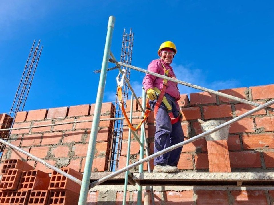La historia de Celeste Robledo, una albañil que construye su hogar en Río Gallegos
