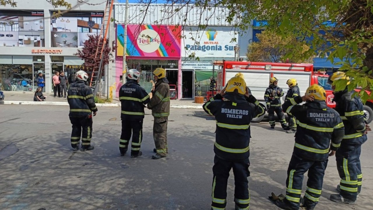 Incendio en un comercio de Trelew moviliza a bomberos locales