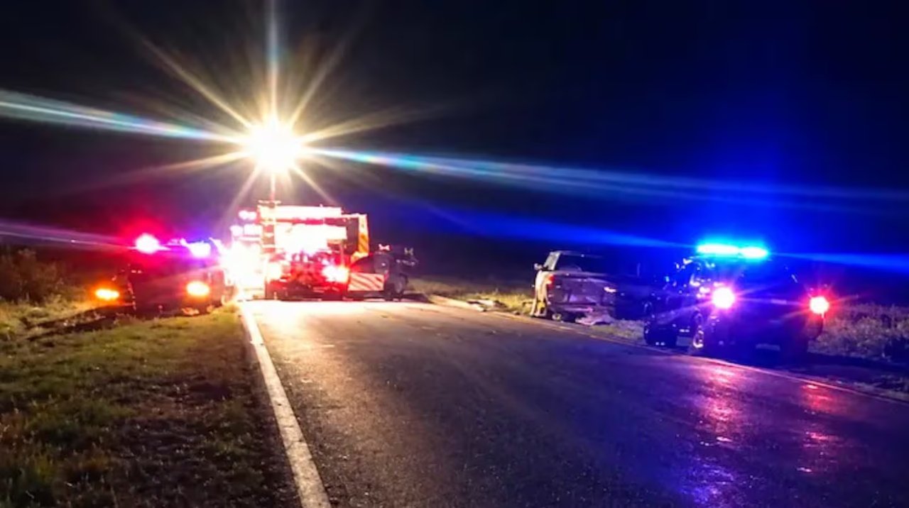 Tres jóvenes fallecen atropellados en ruta al cambiar un neumático