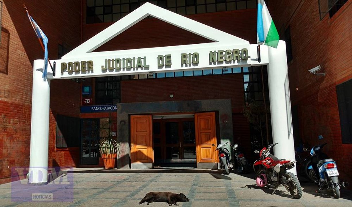 Sancionan a empleada pública por uso de auriculares y desafiar a su jefe