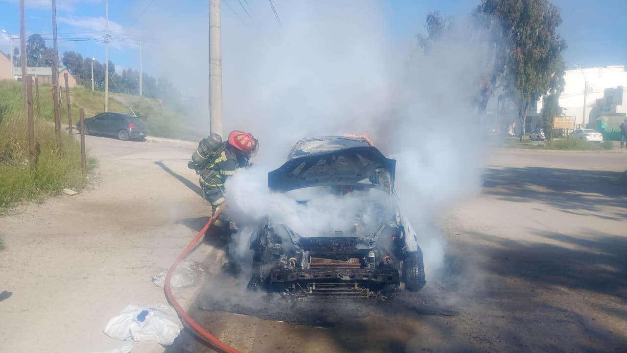 Incendio consume un auto en avenida Chile de Comodoro Rivadavia
