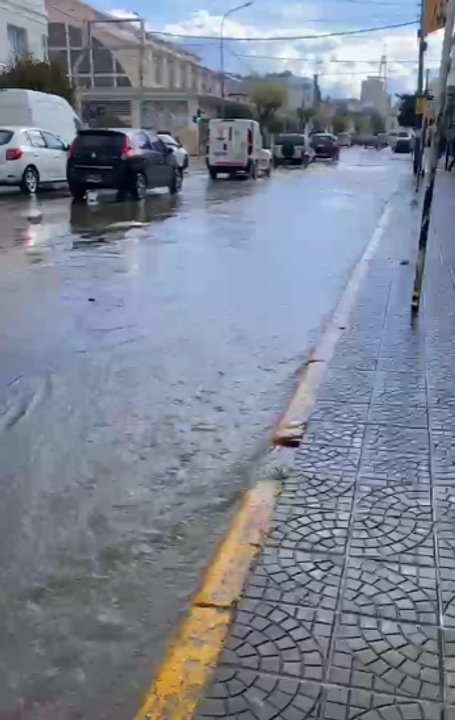 Fuerte lluvia sorprendió a Comodoro Rivadavia este lunes por la tarde