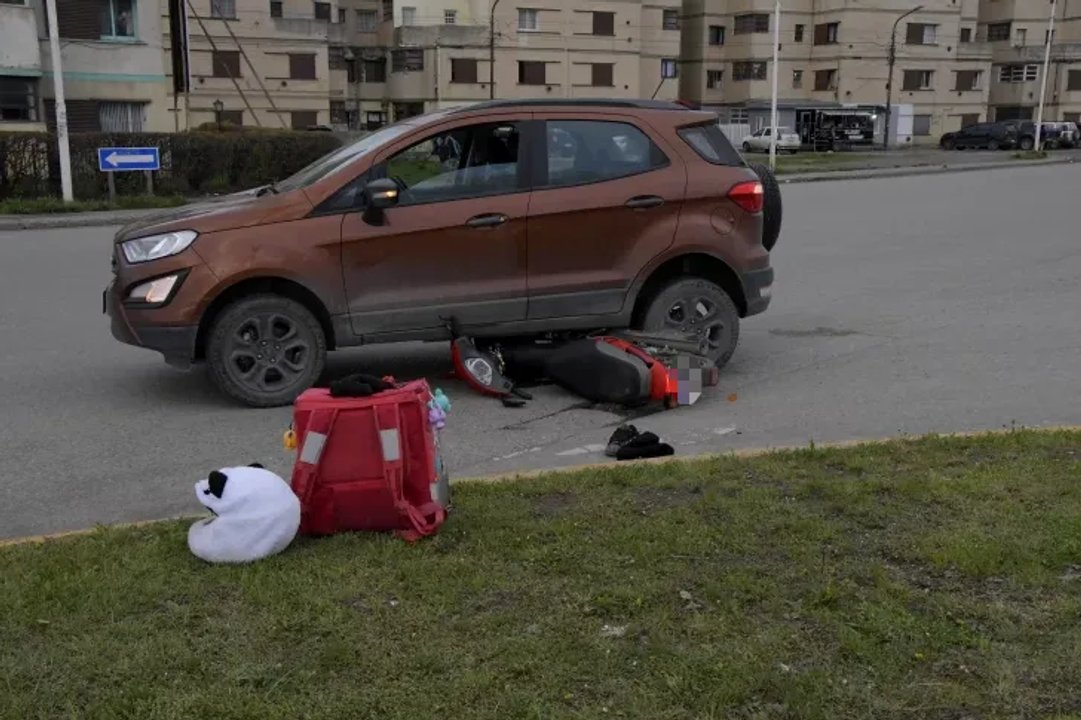 Una joven repartidora en moto fue atropellada en Río Gallegos