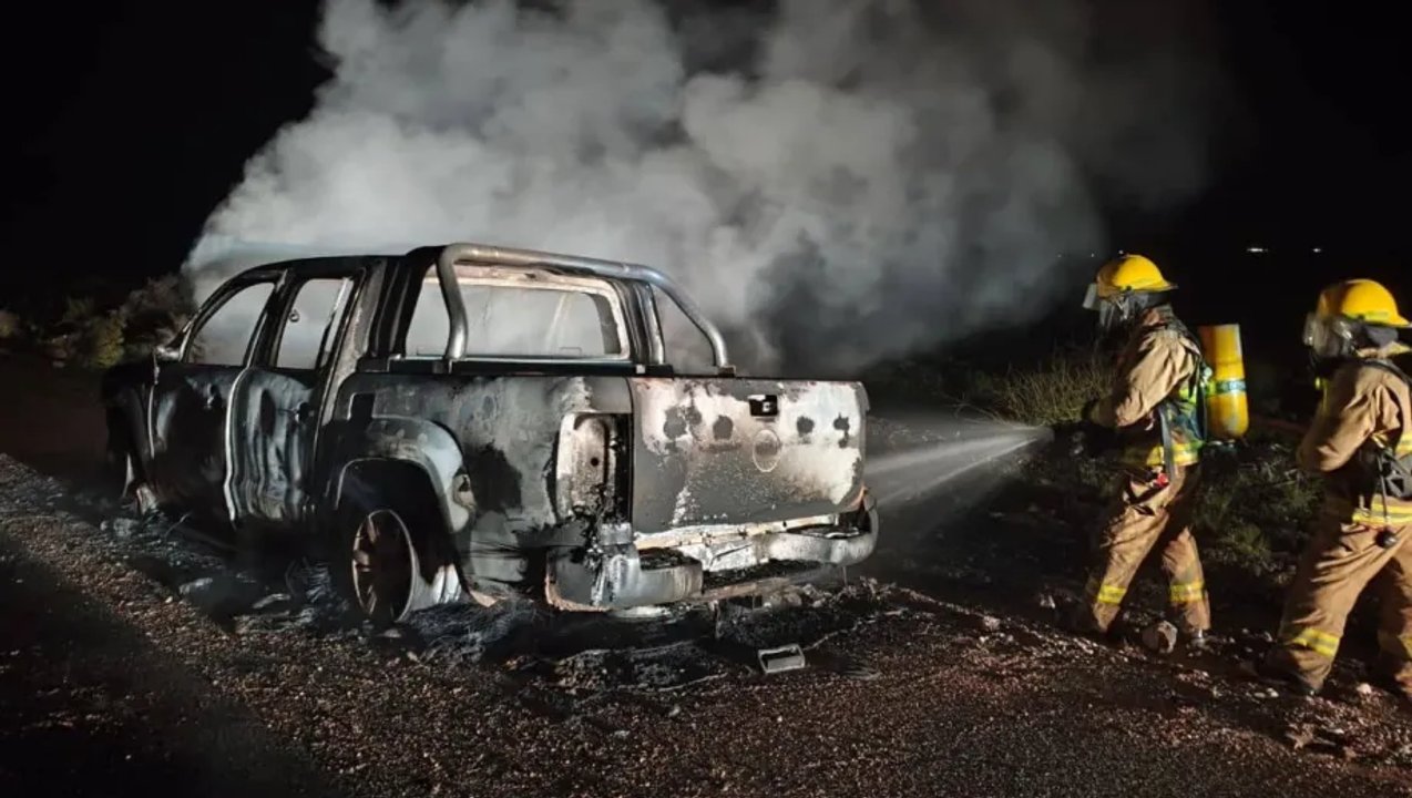 Bomberos rescatan a conductor de camioneta incendiada en Rincón de los Sauces