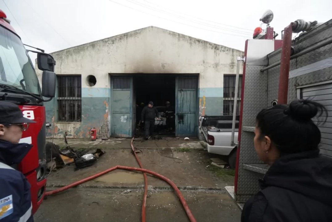 Incendio en taller de chapa y pintura en Río Gallegos dejó un herido
