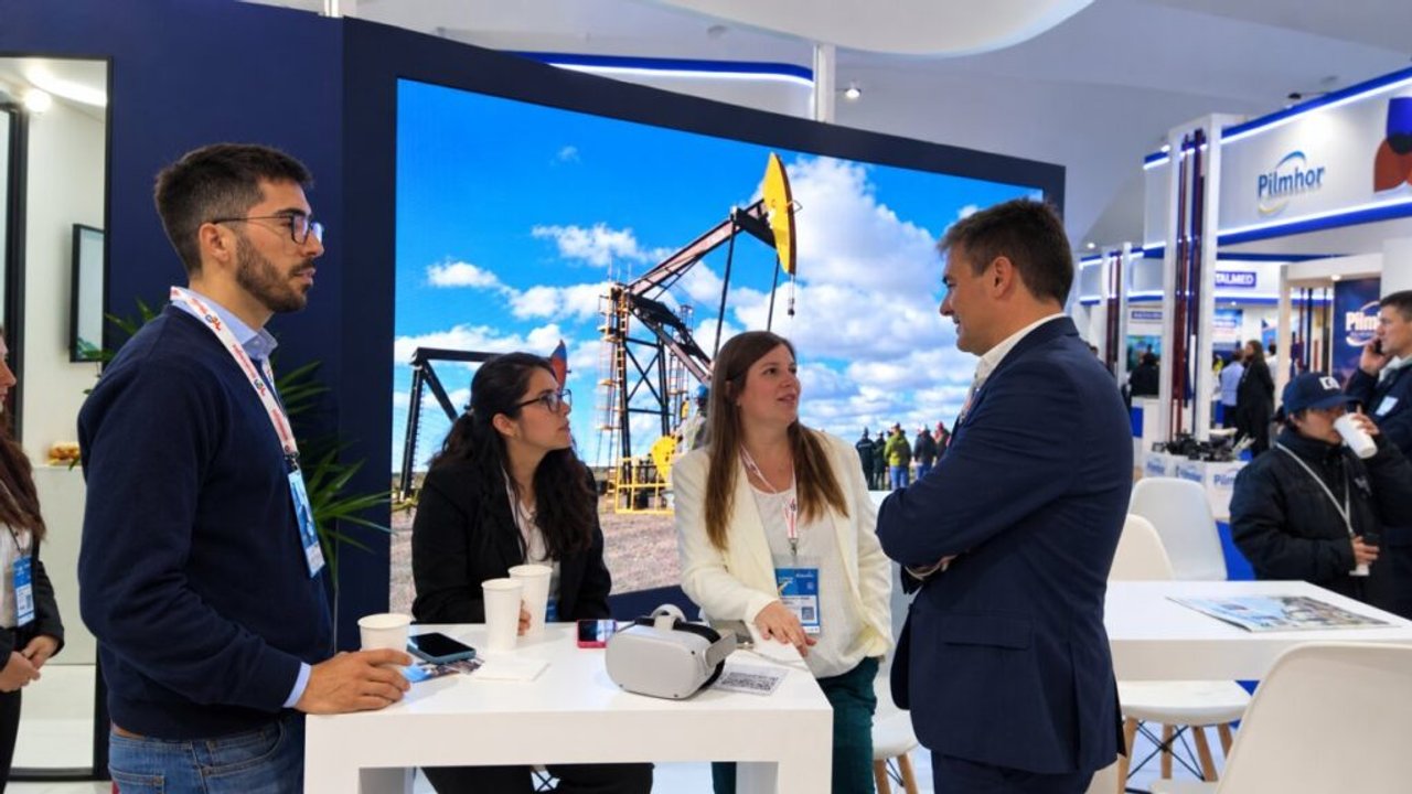 Santa Cruz presenta proyectos de exploración en la AOG para atraer inversores