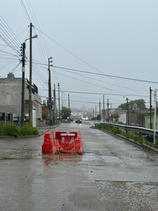 Intensas lluvias generan un socavón en barrio Pietrobelli de Comodoro Rivadavia