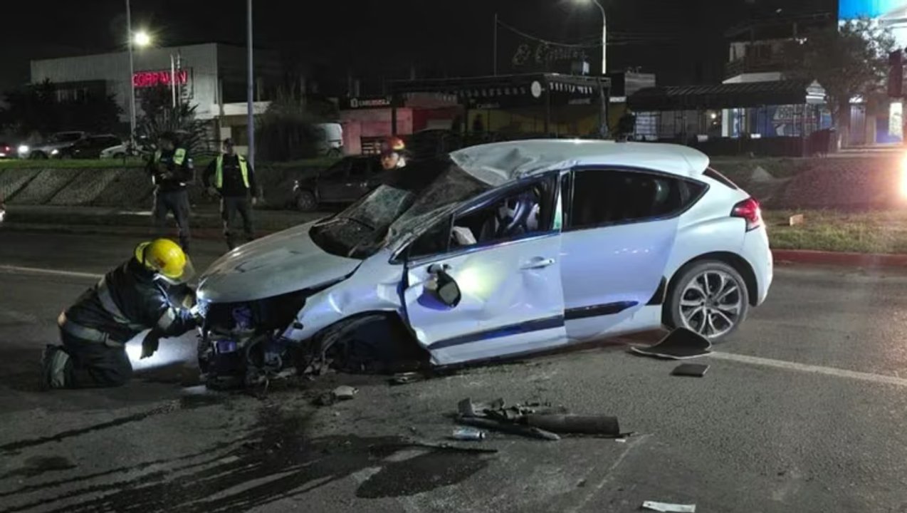 Accidente en Centenario: auto volcó tras chocar un semáforo