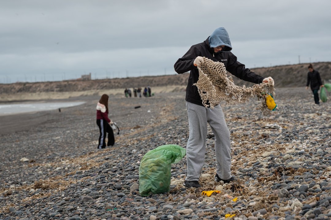 Estudiantes y fundación se unieron para limpiar las playas de Chubut