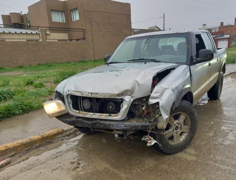 Accidente entre camioneta y taxi en Comodoro Rivadavia dejó a una pasajera herida