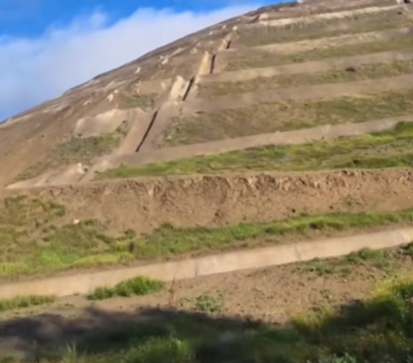 El cerro Chenque se llena de verde tras intensas lluvias en Comodoro Rivadavia