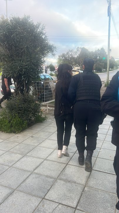 Detienen a mujer en Comodoro por disturbios y agresiones dentro de un comercio