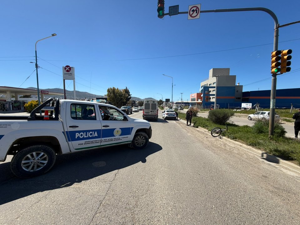 Ciclista de 58 años fue hospitalizado tras chocar con una camioneta en Comodoro