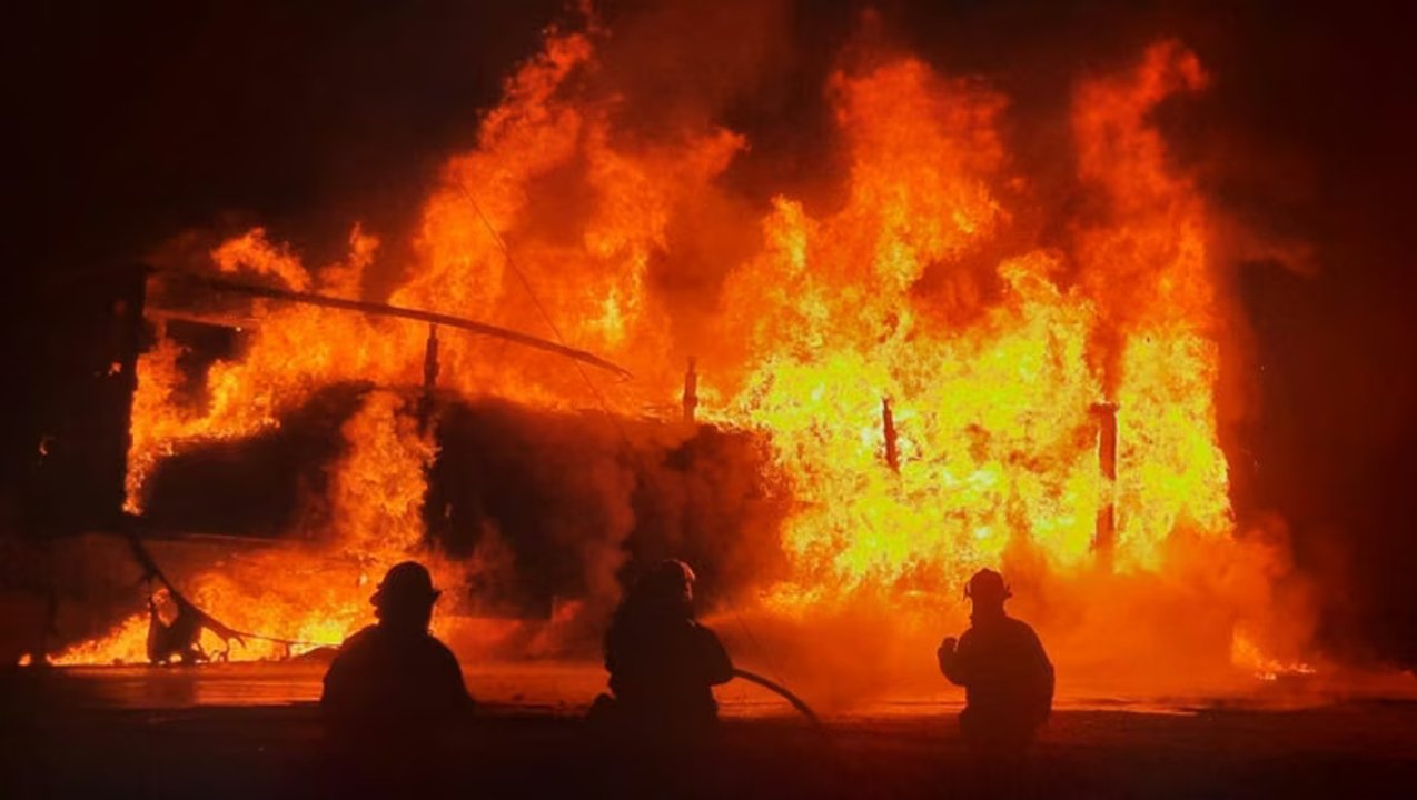 Incendio de camión de aceite en la Ruta 22 interrumpe el tránsito en Plaza Huincul