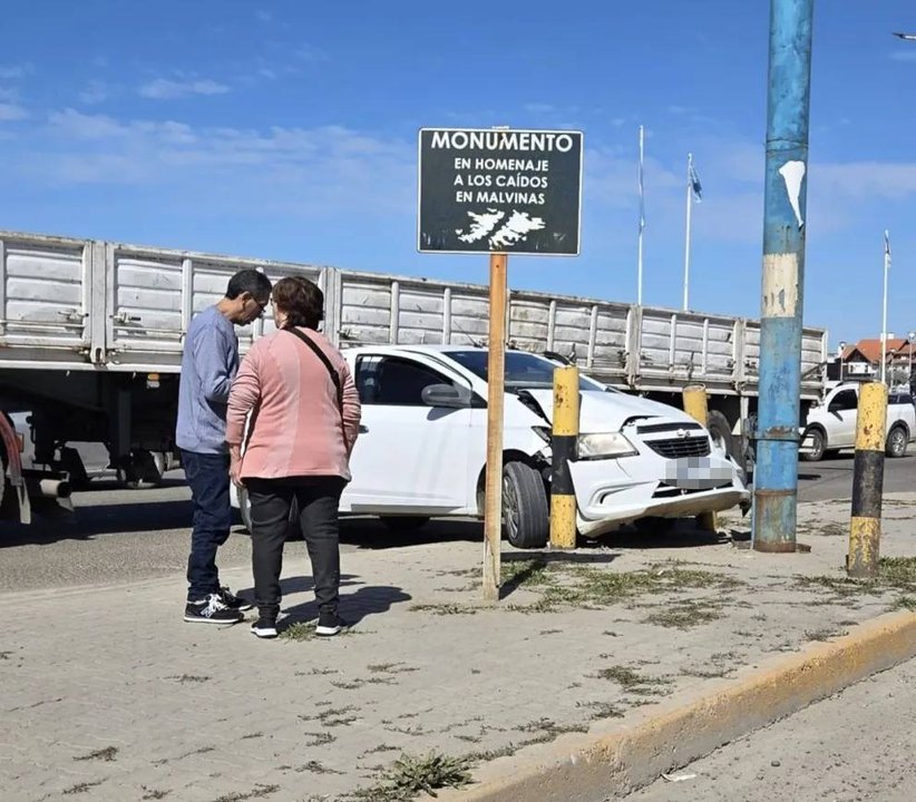 Accidente en Comodoro: un auto chocó contra un parante y un camión lo impactó