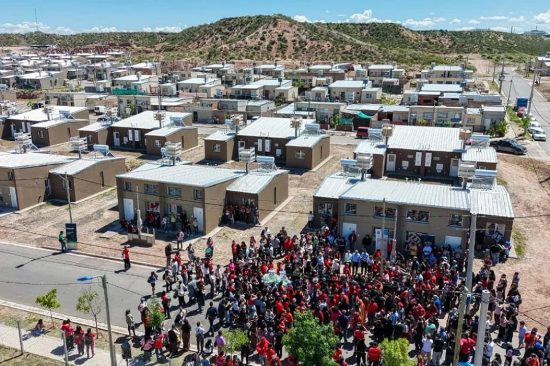 Entregan 102 viviendas en Cuenca XV de Neuquén